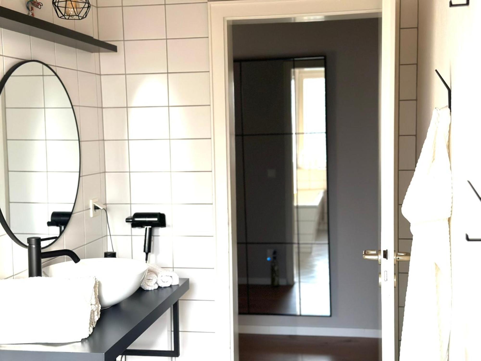 Ka-city, 3 Zi, 75qm, Parken, Balkon, Wlan, Netflix Ruhige Lage Apartamento